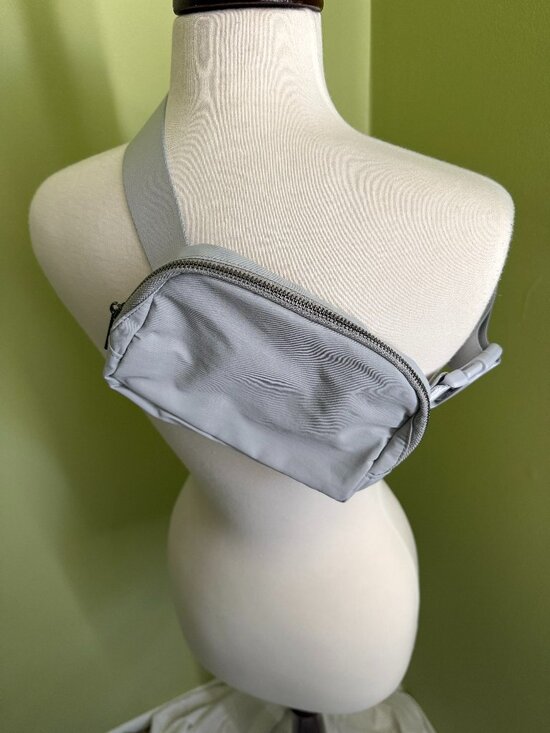 Gray Minimalist Belt Bag Crossbody Sling Fanny Pack - Picture 2 of 4